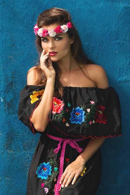 Jonge mooie vrouw die traditionele Mexicaanse kleding draagt