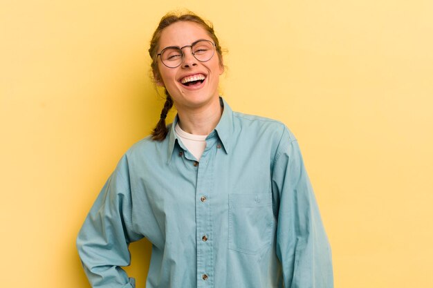 Jonge mooie vrouw die vrolijk en nonchalant lacht met een positieve, vrolijke, zelfverzekerde en ontspannen uitdrukking