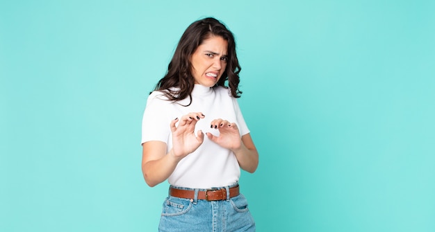 Jonge mooie vrouw die walgt en misselijk is, zich terugtrekt van iets smerigs, stinkends of stinkends en zegt bah