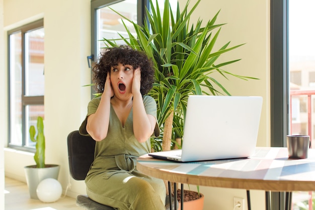 Jonge mooie vrouw die wordt geschokt