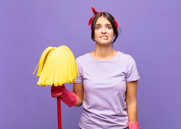 Jonge mooie vrouw die zich geen idee, verward en onzeker voelt over welke optie ze moet kiezen, in een poging het probleem op te lossen