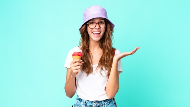 Jonge mooie vrouw die zich gelukkig en verbaasd voelt over iets ongelooflijks met een ijsje. zomer concept