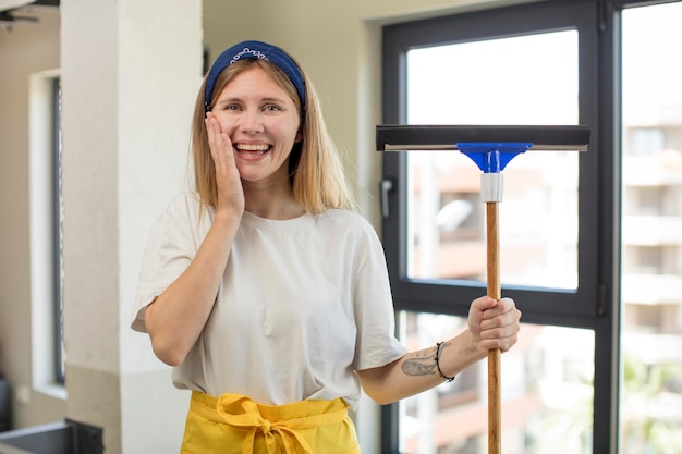 Jonge mooie vrouw die zich gelukkig en verbaasd voelt over iets ongelooflijks