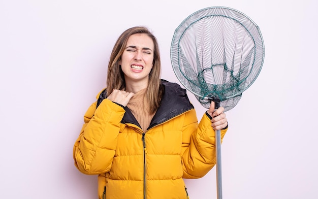 Jonge mooie vrouw die zich gestrest, angstig, moe en gefrustreerd voelt. visser concept