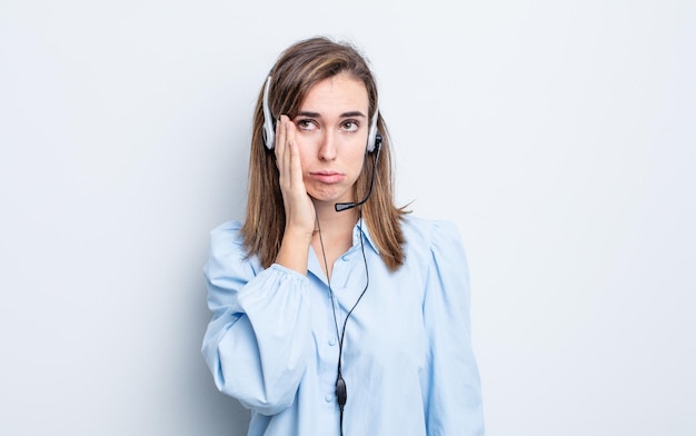 Jonge mooie vrouw die zich verveeld, gefrustreerd en slaperig voelt na een vermoeiende telemarketeer concept