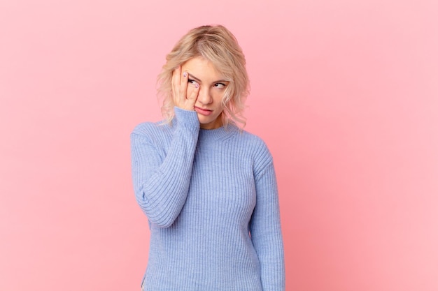 Jonge mooie vrouw die zich verveeld, gefrustreerd en slaperig voelt na een vermoeiende