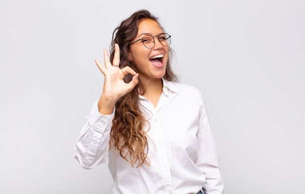 jonge mooie vrouw doet ok gebaar