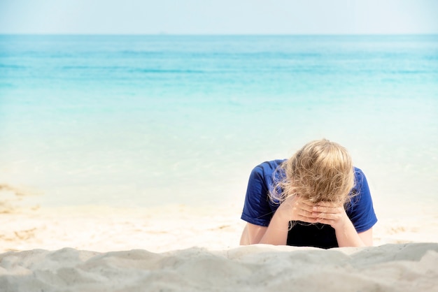 Jonge mooie vrouw eenzaam op het strand