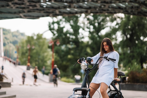 Jonge mooie vrouw en een elektrische scooter