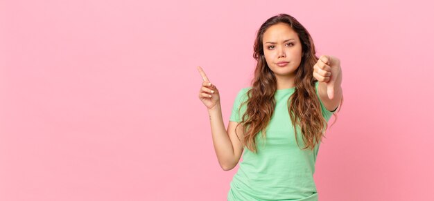 Jonge mooie vrouw en wijzend naar de kopieerruimte