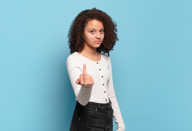 Jonge mooie vrouw gebaren op gekleurde muur