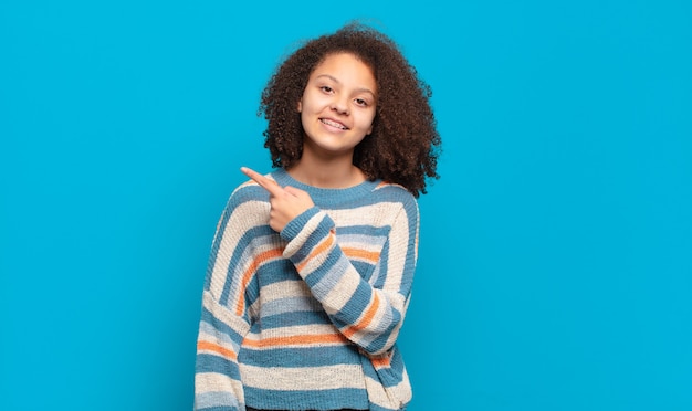 Jonge mooie vrouw gebaren op gekleurde muur