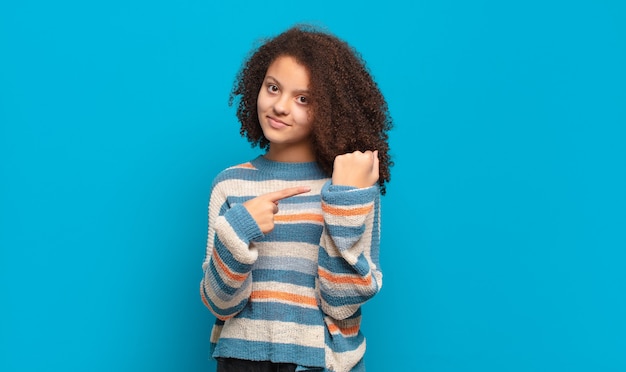 Jonge mooie vrouw gebaren op gekleurde muur