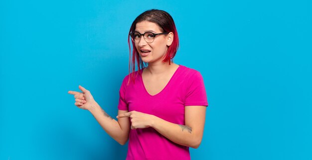 Jonge mooie vrouw gebaren op gekleurde muur