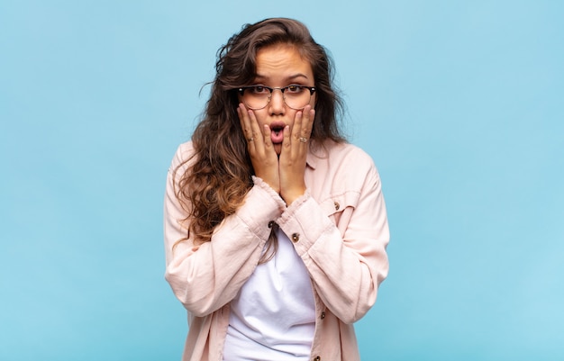 jonge mooie vrouw gebaren