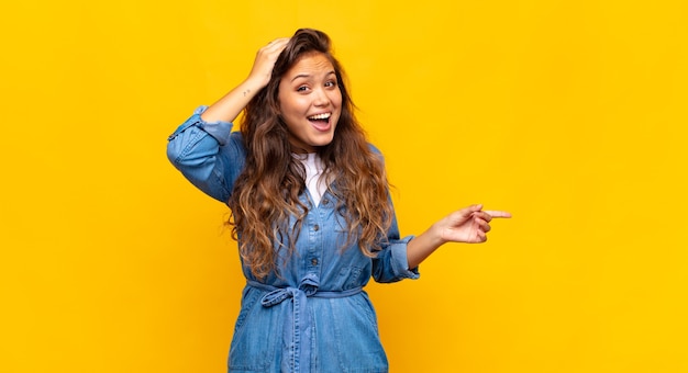 jonge mooie vrouw gebaren