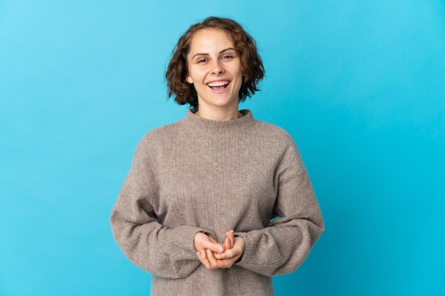 Jonge mooie vrouw geïsoleerd lachen