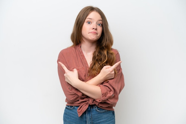 Jonge mooie vrouw geïsoleerd op witte achtergrond wijzend naar de zijden met twijfels