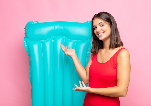 jonge mooie vrouw, gekleed in badkleding