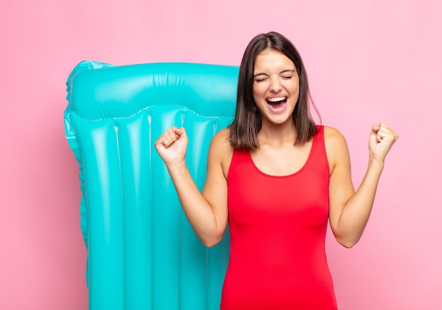 jonge mooie vrouw, gekleed in badkleding