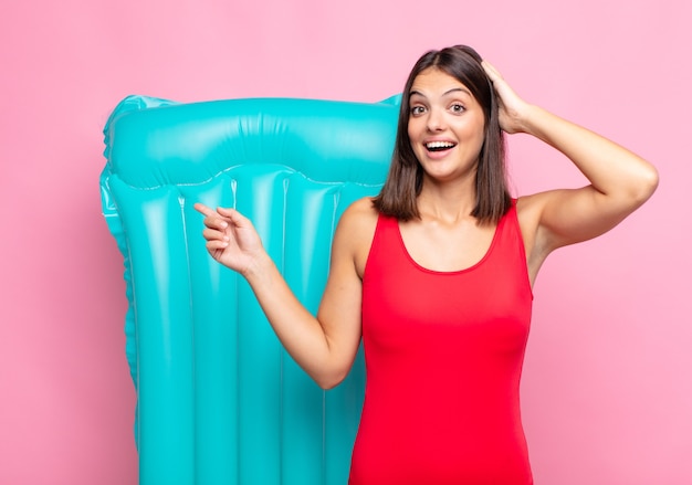 jonge mooie vrouw, gekleed in badkleding