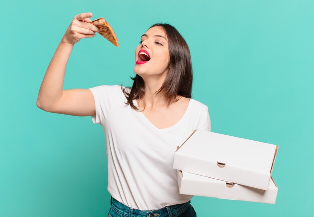 Jonge mooie vrouw gelukkige uitdrukking en met een pizza