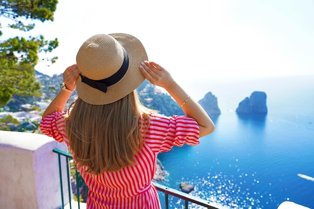 Jonge mooie vrouw genieten van Italiaans landschap op zonnige dag Capri Italy