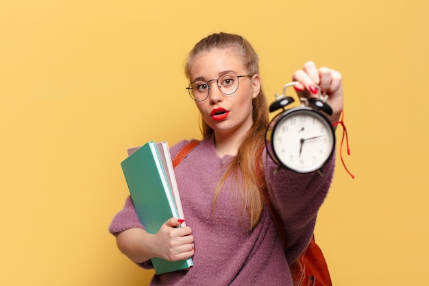 Jonge mooie vrouw. geschokte of verbaasde uitdrukking. student concept