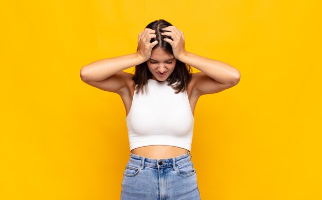 Jonge mooie vrouw gestrest en gefrustreerd geïsoleerd