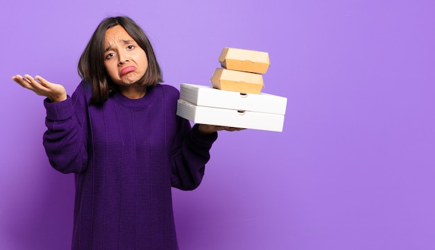 Jonge mooie vrouw. haal snel voedselconcept weg