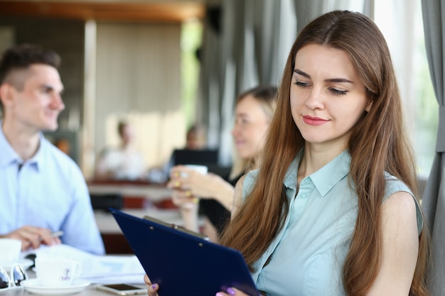 Jonge mooie vrouw heeft een ontmoeting met haar ondergeschikten in café