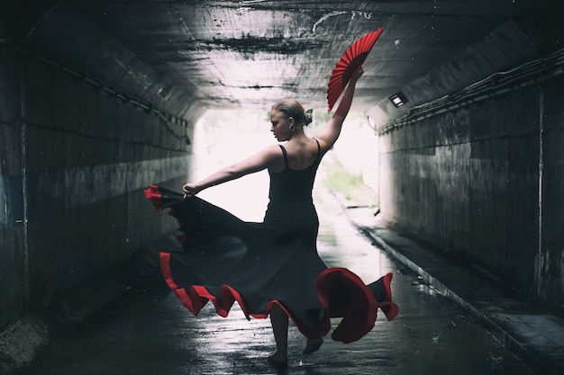 Foto jonge mooie vrouw het dansen flamenco