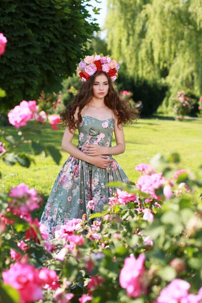 Jonge mooie vrouw in bloeiende tuin