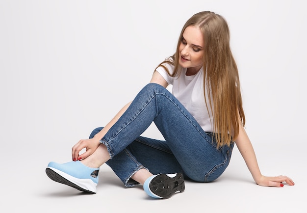 Jonge mooie vrouw in casual outfit