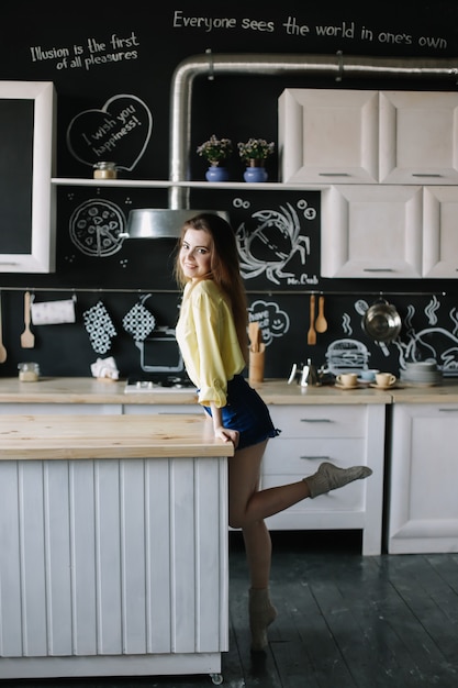 jonge mooie vrouw in de keuken thuis