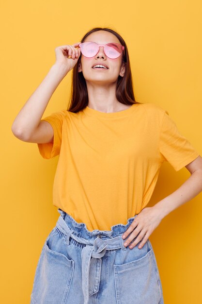 Jonge mooie vrouw in een gele tshirt emoties zomer stijl geïsoleerde achtergrond