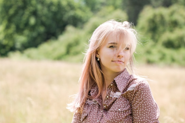 Jonge mooie vrouw in een jurk in landelijke stijl op het veld