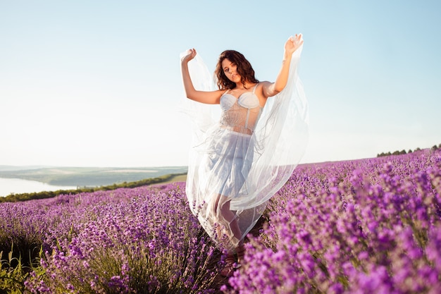 Jonge mooie vrouw in een lavendelveld