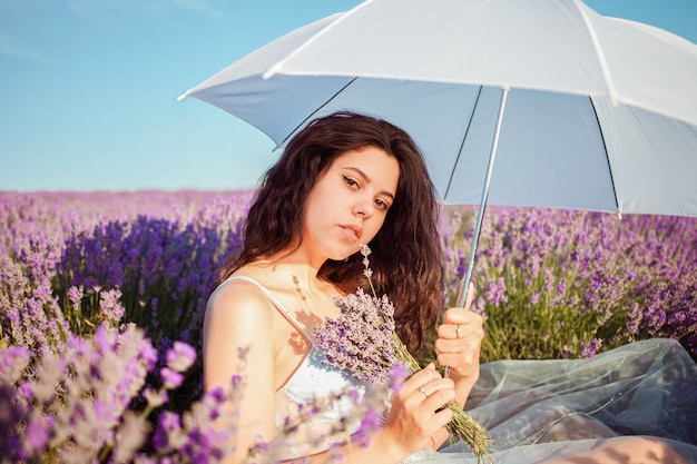 Jonge mooie vrouw in een lavendelveld