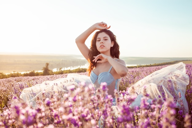 Jonge mooie vrouw in een lavendelveld