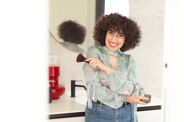 Jonge mooie vrouw in een nieuwe huisbadkamer