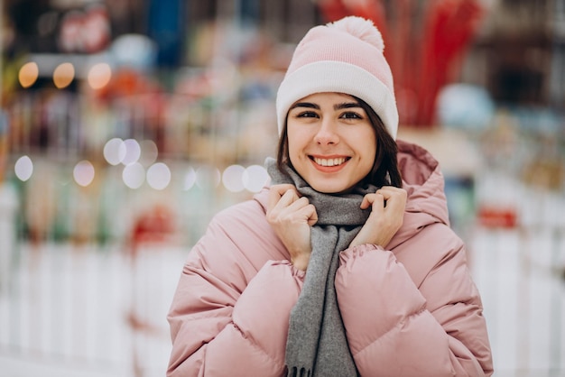 Jonge mooie vrouw in een pretpark