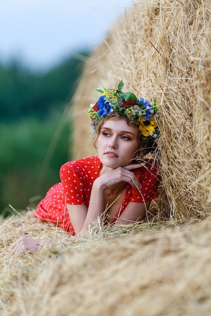 Jonge mooie vrouw in een rode jurk