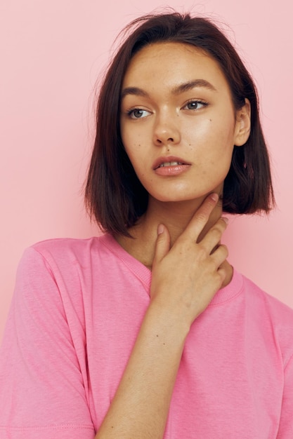 Jonge mooie vrouw in een roze T-shirt Jeugdstijl Lifestyle ongewijzigd
