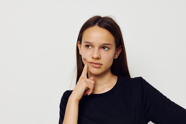 Jonge mooie vrouw in een zwarte t-shirt handgebaar leuke geïsoleerde achtergrond