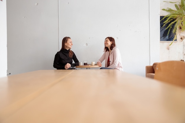 Jonge mooie vrouw in gezellig modern café