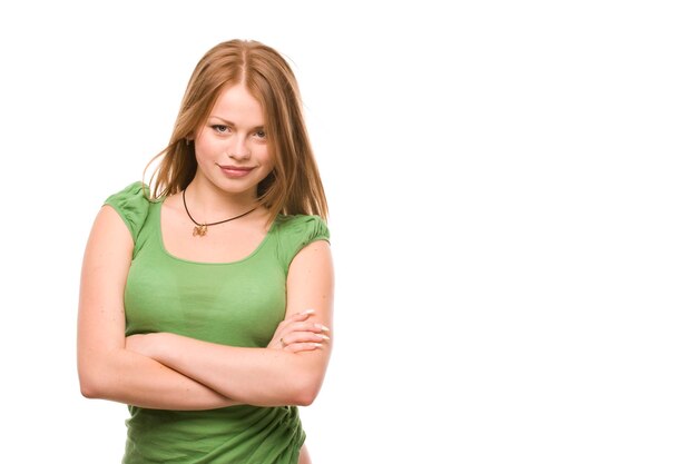 Jonge mooie vrouw in groen t-shirt op witte background