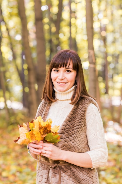 Jonge mooie vrouw in het de herfstpark