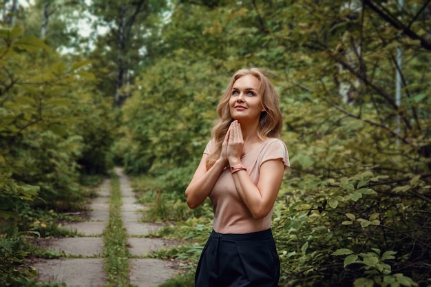 Foto jonge mooie vrouw in het park in de zomer