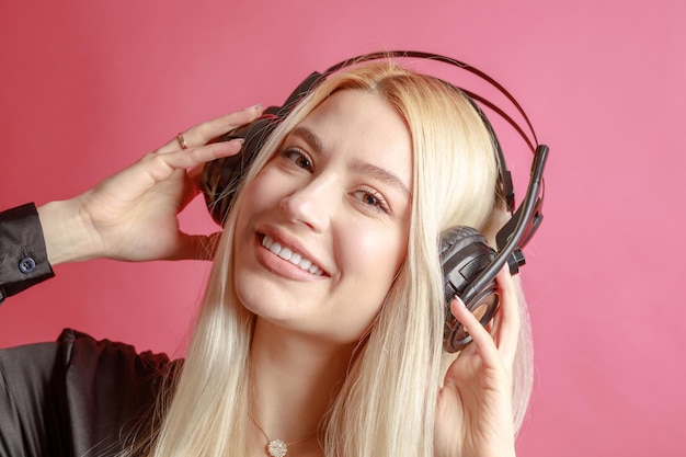 Jonge mooie vrouw in lichte outfit genieten van de muziek thuis